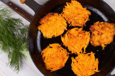 Havuç kek yoğurt sos ile