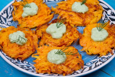 Havuç kek yoğurt sos ile