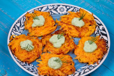 Havuç kek yoğurt sos ile