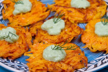 Havuç kek yoğurt sos ile