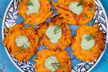 Havuç kek yoğurt sos ile