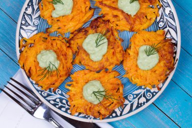 Havuç kek yoğurt sos ile