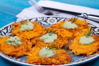 Havuç kek yoğurt sos ile