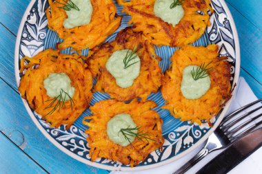 Havuç kek yoğurt sos ile