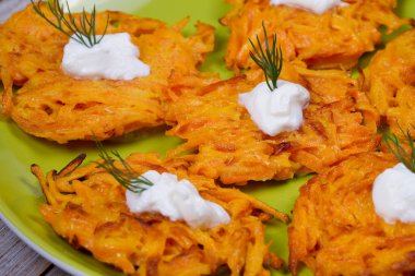 Havuç kek yoğurt sos ile