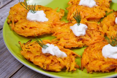 Havuç kek yoğurt sos ile