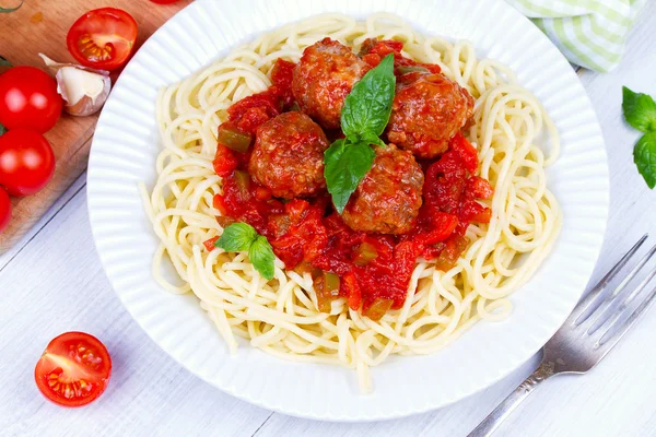 Špagety s masové kuličky v tomatové omáčce. — Stock fotografie