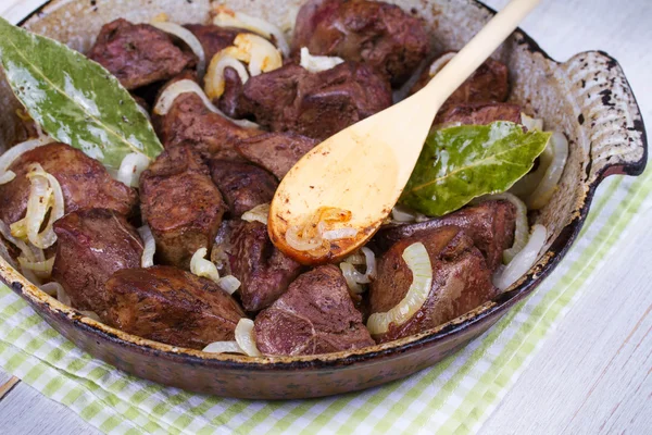 Hígado salteado con cebolla en sartén — Foto de Stock