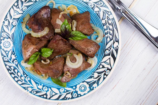 Sautierte Leber mit Zwiebeln auf blauem Teller. — Stockfoto