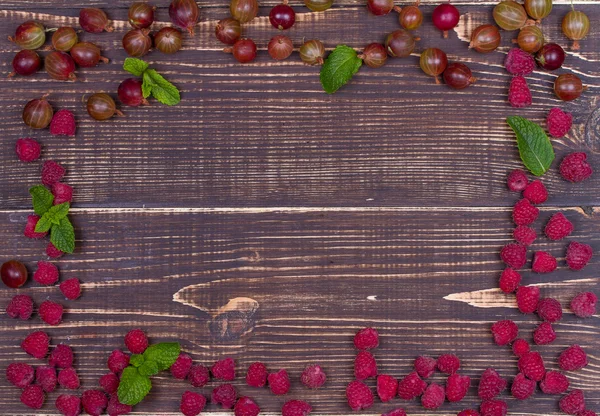 Fragola, mirtillo, mora di rovo, lampone, ciliegia, albicocche, uva spina e ribes, vista dall'alto, ripresa in studio . — Foto Stock