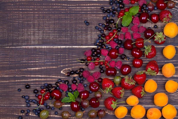 Fragola, mirtillo, mora di rovo, lampone, ciliegia, albicocche, uva spina e ribes, vista dall'alto, ripresa in studio . — Foto Stock