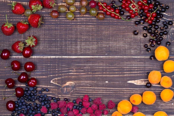 Erdbeere, Blaubeere, Brombeere, Himbeere, Kirsche, Aprikose, Stachelbeere und Johannisbeere, Blick von oben, Studioaufnahme. — Stockfoto