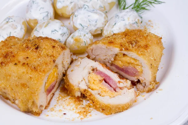 Kip borsten gevuld met kaas en Ham — Stockfoto
