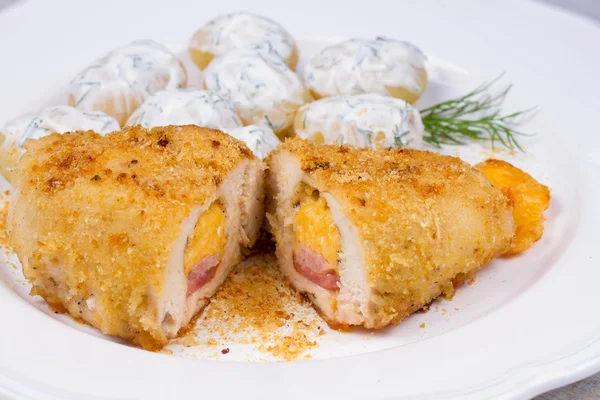Pechugas de pollo rellenas de queso y jamón — Foto de Stock