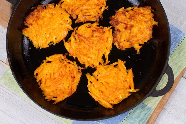 Havuç kek yoğurt sos ile