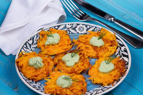 Havuç kek yoğurt sos ile