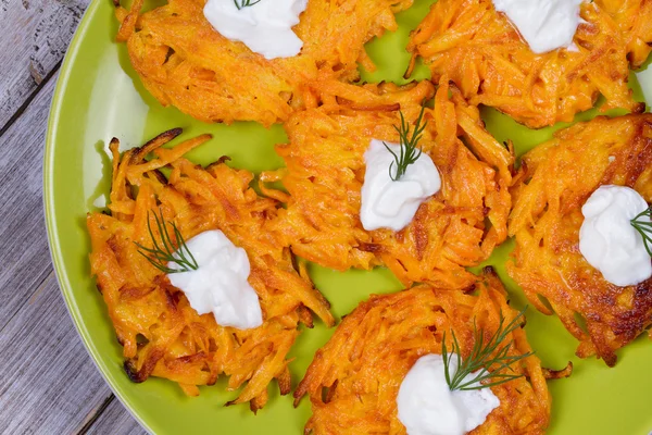 Морковные блины с йогуртовым соусом — стоковое фото