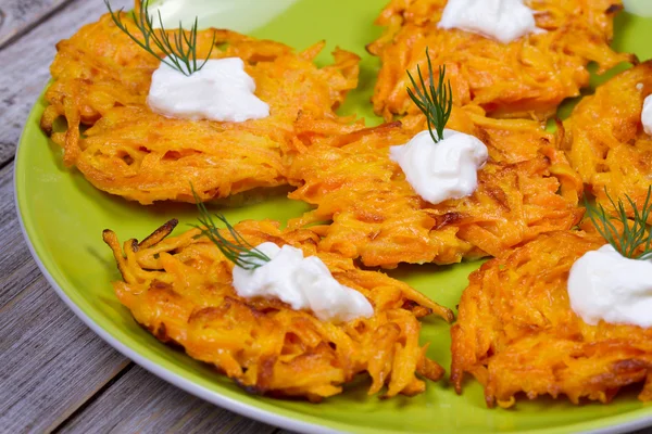 Havuç kek yoğurt sos ile