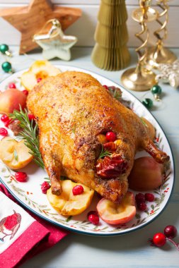 Elmalı tam pişmiş ördek. Noel ve Yeni Yıl dekorasyonları