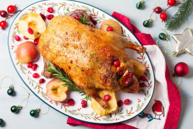 Elmalı tam pişmiş ördek. Ve yeni yıl süslemeleri. Yukarıdan bak, en iyi stüdyo çekimi. 