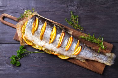 Servis güvertesinde tam pişmiş somon balığı. Yüksek açı görünümü