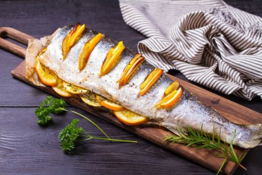 Servis güvertesinde tam pişmiş somon balığı. Yüksek açı görünümü