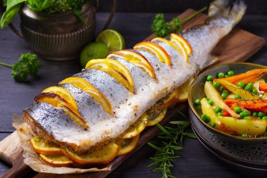 Servis panosunda tam pişmiş somon balığı.