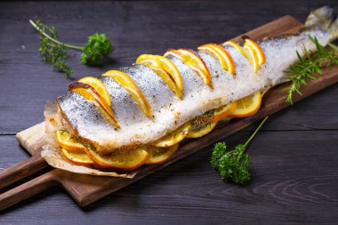 Servis panosunda tam pişmiş somon balığı.