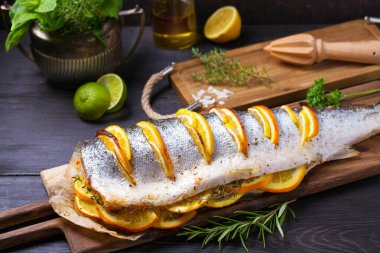 Servis panosunda tam pişmiş somon balığı.