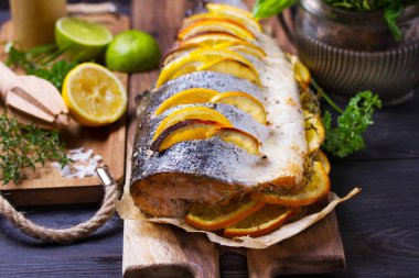 Servis panosunda tam pişmiş somon balığı.