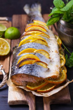 Servis panosunda tam pişmiş somon balığı.