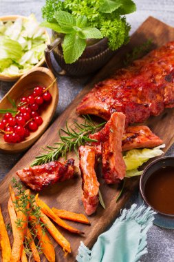 Kızarmış domuz pirzolası ve patates kızartması. 