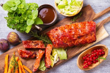 Kızarmış domuz pirzolası ve patates kızartması. Yukarıdan bak, en iyi stüdyo çekimi. 