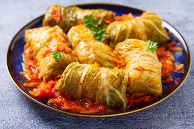 Mavi tabakta lahana rulosu. Chou farci, dolma, sarma, golubtsy veya golabki