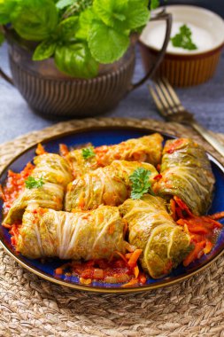 Mavi tabakta lahana rulosu. Chou farci, dolma, sarma, golubtsy veya golabki