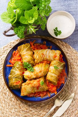 Mavi tabakta lahana rulosu. Chou farci, dolma, sarma, golubtsy veya golabki. Düz yatış, yüksek açı görünümü