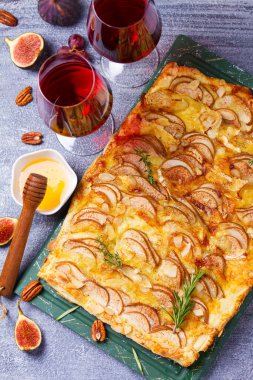 Armut, peynir ve peynirli tart. Tatlı, lezzetli bir tatlı. Düz yatış, yüksek açı görünümü