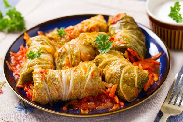 Mavi tabakta lahana rulosu. Chou farci, dolma, sarma, golubtsy veya golabki