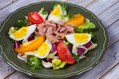 Ton balığı salatası. Yukarıdan görüntüleyin. En iyi stüdyo vurdu