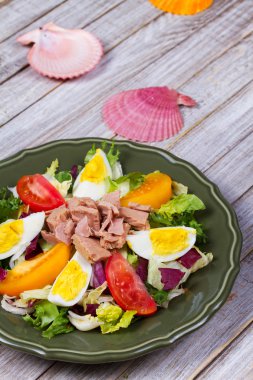 Ton balığı salatası. Yukarıdan görüntüleyin. En iyi stüdyo vurdu