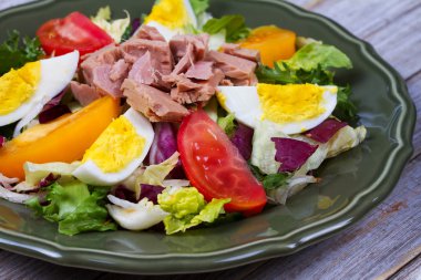 Ton balığı salatası. Yukarıdan görüntüleyin. En iyi stüdyo vurdu