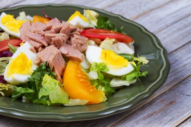 Ton balığı salatası. Yukarıdan görüntüleyin. En iyi stüdyo vurdu