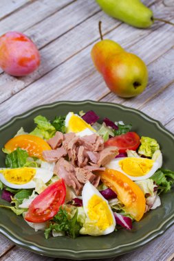 Ton balığı salatası. Yukarıdan görüntüleyin. En iyi stüdyo vurdu