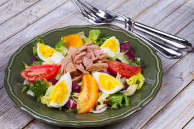 Ton balığı salatası. Yukarıdan görüntüleyin. En iyi stüdyo vurdu