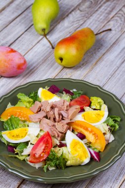 Ton balığı salatası. Yukarıdan görüntüleyin. En iyi stüdyo vurdu