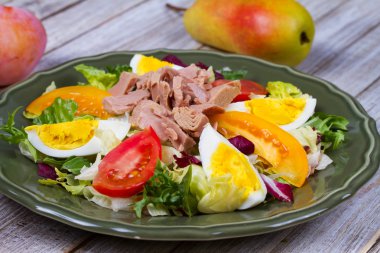 Ton balığı salatası. Yukarıdan görüntüleyin. En iyi stüdyo vurdu