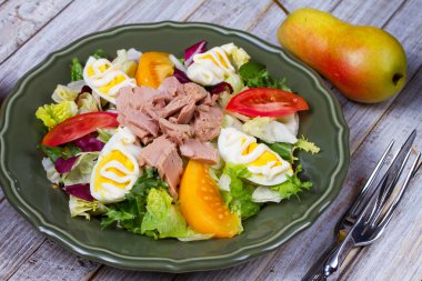 Ton balığı salatası. Yukarıdan görüntüleyin. En iyi stüdyo vurdu