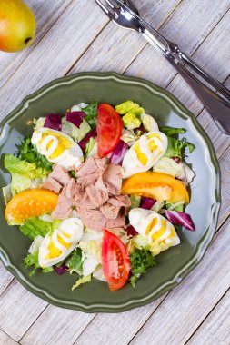 Ton balığı salatası. Yukarıdan görüntüleyin. En iyi stüdyo vurdu