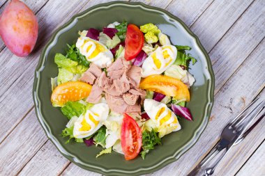 Ton balığı salatası. Yukarıdan görüntüleyin. En iyi stüdyo vurdu