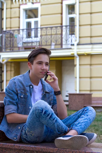 Retrato de menino adolescente — Fotografia de Stock